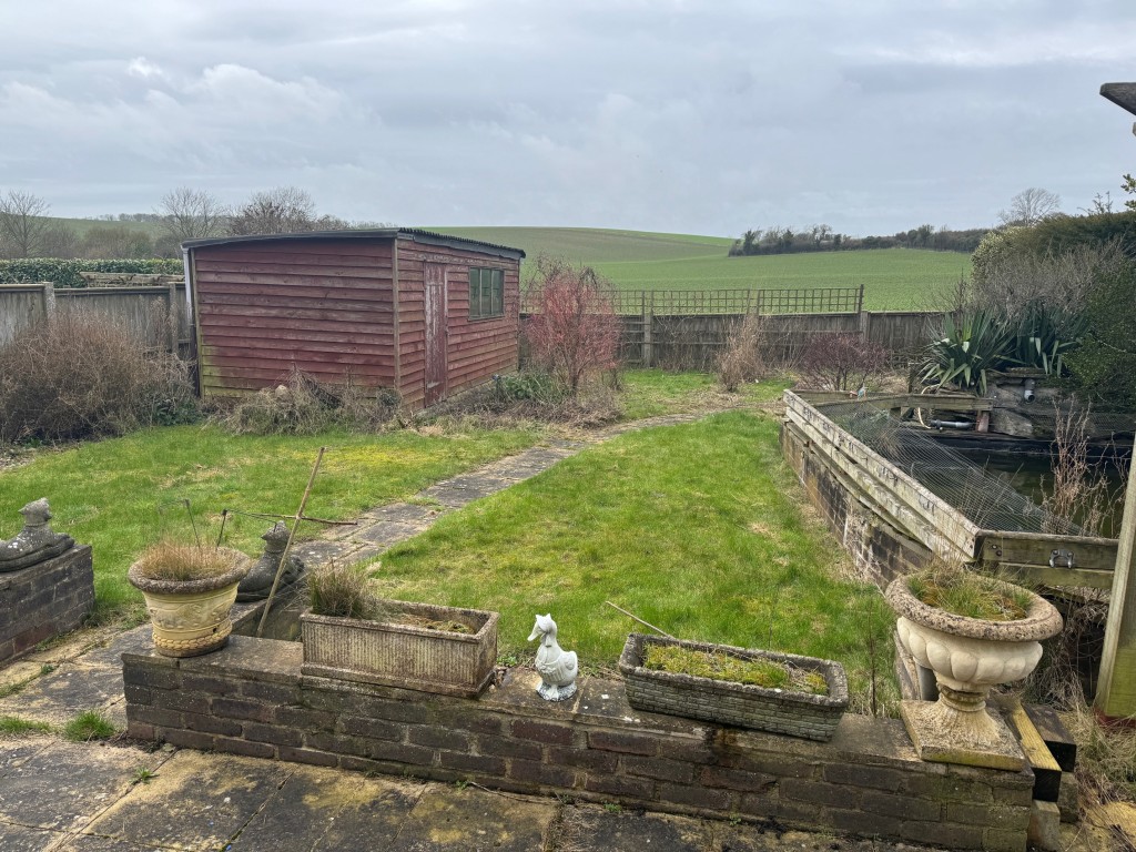 Lot: 164 - WATER DAMAGED DETACHED BUNGALOW - Rear garden